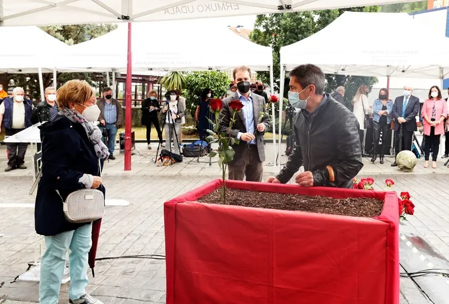 Los hermanos Sotero Mazo Figueroa plantan una rosa durante el acto de homenaje a Sotero Mazo Figueroa y Miguel &Aacute;ngel Blanco en Ermua (Bizkaia), en presencia del alcalde, Juan Carlos Abascal.