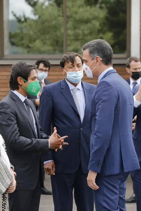 El Presidente Del Gobierno De Espa&ntilde;a, Pedro S&aacute;nchez, Junto Al  Presidente Ejecutivo Y El Consejero Delegado De Arcelormittal, Lakshmi Mittal Y Aditya Mittal, Respectivamente, En La Acer&iacute;a De  Veri&ntilde;a  (Gij&oacute;n)