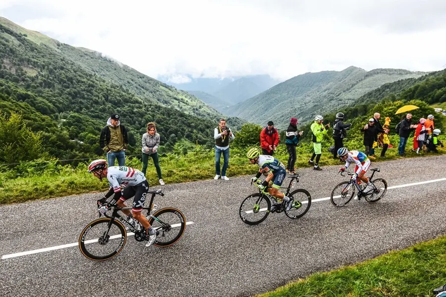 El austriaco Patrick Konrad (BORA-Hansgrohe), a la izquierda, ganador de la etapa 16 del Tour de Francia 2021, disputada entre El Pas de la Casa y Saint-Gaudens sobre 169 kil&oacute;metros