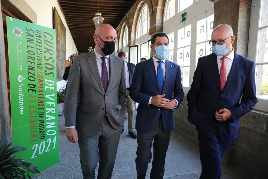 (I-D) El rector de la UCM, Joaqu&iacute;n Goyache Go&ntilde;i; el presidente de la Junta de Andaluc&iacute;a, Juanma Moreno y el director del curso y presidente del consejo social, Jes&uacute;s N&uacute;&ntilde;ez De la Rosa, a su llegada al curso de verano 'Turismo, el impulso de Espa&ntilde;a', a 13 d