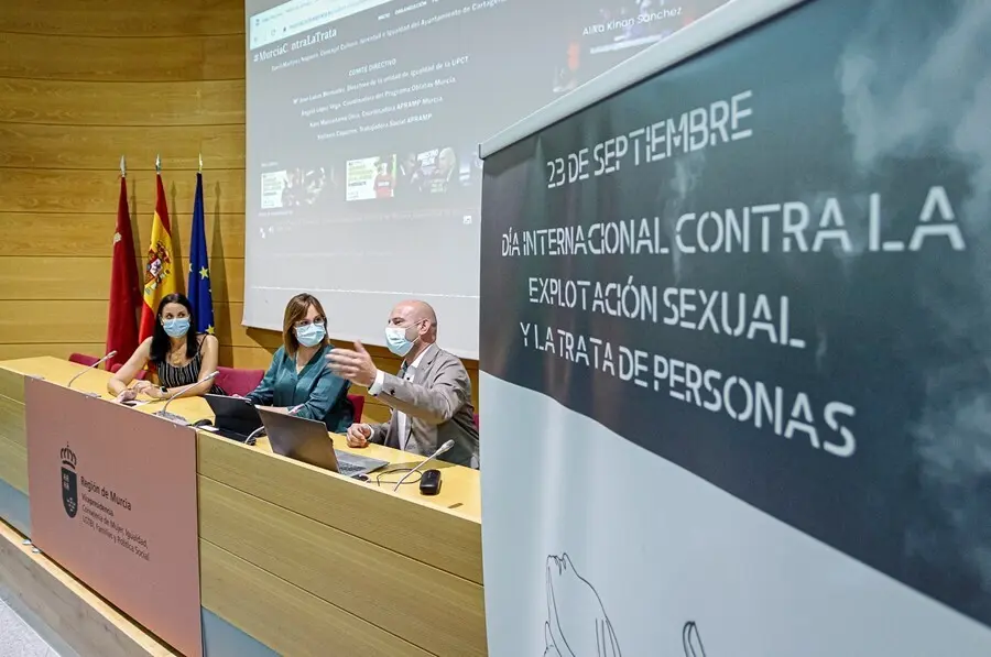 La directora general de Mujer y Diversidad de G&eacute;nero, Mar&iacute;a Jos&eacute; Garc&iacute;a; la vicepresidenta y consejera de Mujer, Igualdad, LGTBI, Familias y Pol&iacute;tica Social, Isabel Franco, y el coordinador de la Mesa Social de Trata de la Regi&oacute;n de Murcia, Juan Nicol&aacute;s