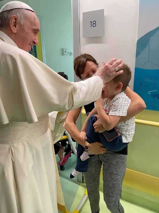 El Papa visita a los pacientes de oncolog&iacute;a pedi&aacute;trica en el hospitl donde se recupera de la operaci&oacute;n de colon