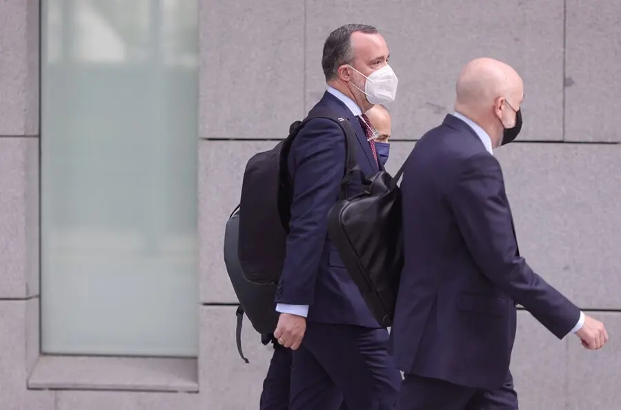 El exsecretario de Estado de Seguridad Francisco Mart&iacute;nez (2d) se dirige a la Audiencia Nacional para declarar sobre la 'Operaci&oacute;n Kitchen', a 12 de julio de 2021, en Madrid (Espa&ntilde;a). Francisco Mart&iacute;nez declara hoy como imputado ante el juez que investiga