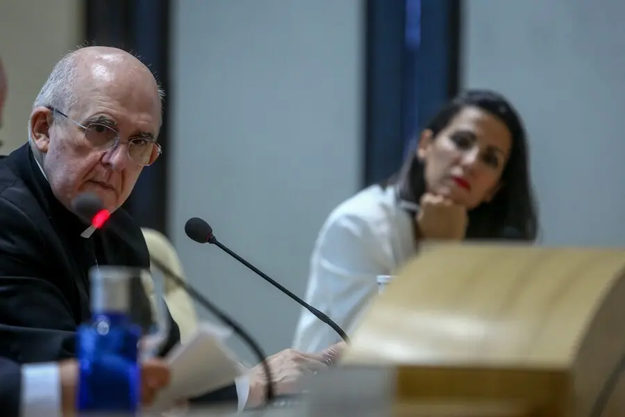 El cardenal Carlos Osoro, arzobispo de Madrid; y la periodista Ana Pastor en la presentaci&oacute;n del libro del periodista y escritor Jes&uacute;s Bastante 'Santiago en el fin del mundo'.
