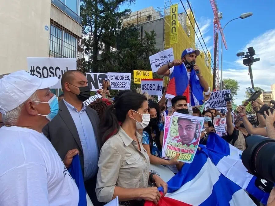Ciudadanos cubanos se han vuelto a reunir este martes, por segundo d&iacute;a consecutivo, para manifestarse en contra el Gobierno de Miguel D&iacute;az-C&aacute;&ntilde;ela, reclamando el fin de la "dictadura comunista"