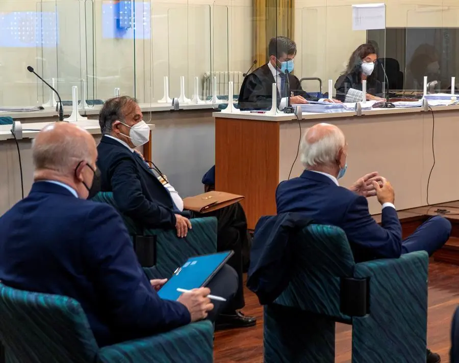 El Juzgado de lo Penal n&uacute;mero 2 de Santander reinicia el juicio al expresidente de Sniace, Blas M&eacute;zquita, su consejo de administraci&oacute;n y al que fuera director de Operaciones de la compa&ntilde;&iacute;a, acusados de un presunto delito contra el medio ambiente por supuestos vertidos al r&iacute;o Besaya entre 2008 y 2010. EFE/ Rom&aacute;n G. Aguilera