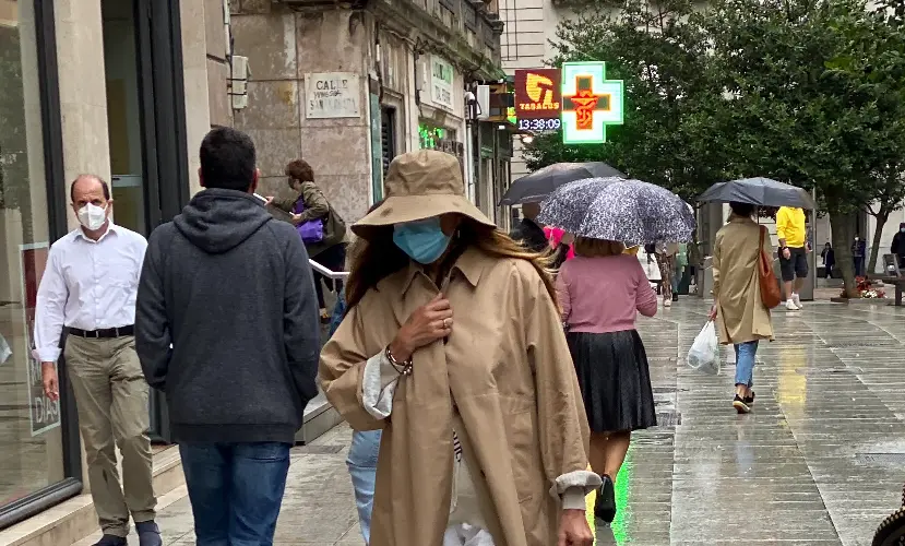Varias personas por el centro de la ciudad de Santander. / Hardy