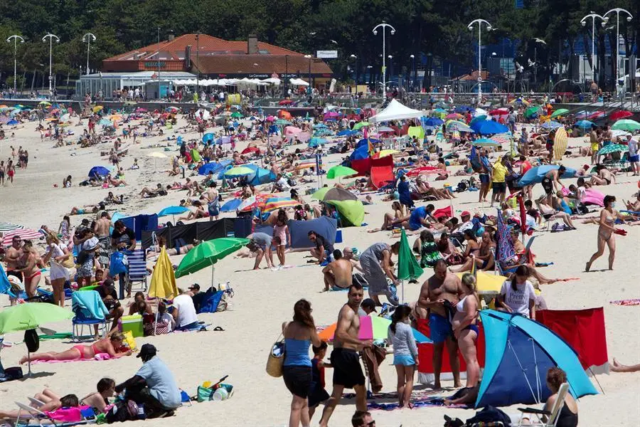 Vista general de la playa de Samil en Vigo este domingo. Por el momento, s&oacute;lo Galicia y el Cant&aacute;brico se libran de la ola de calor que afecta a Espa&ntilde;a desde el pasado viernes. EFE/ Salvador Sas