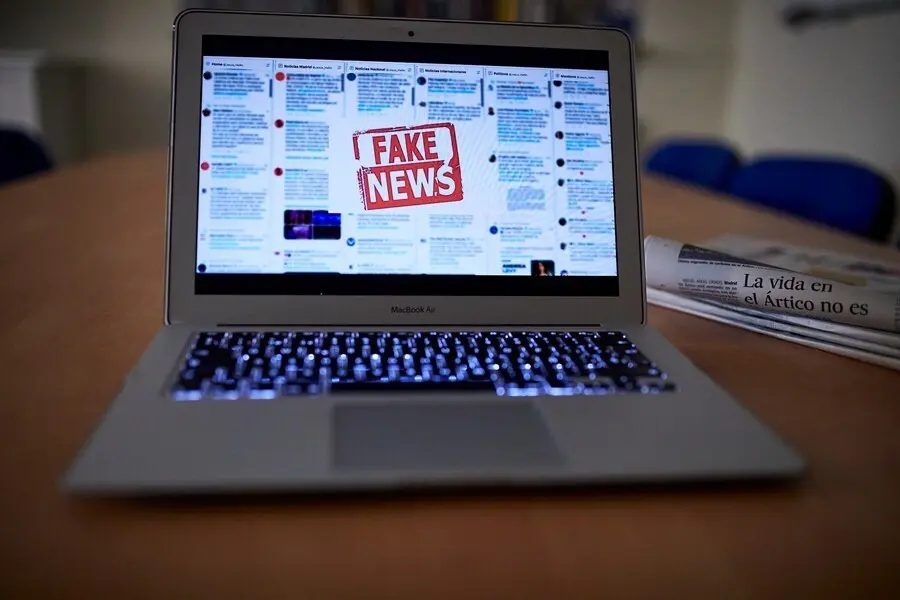 Archivo - Una persona lee en su ordenador port&aacute;til una noticia falsa, en Madrid (Espa&ntilde;a), a 5 de noviembre de 2020. El Gobierno ha aprobado un procedimiento de actuaci&oacute;n contra las conocidas como 'fake news' mediante el cual monitorizar&aacute; la informaci&oacute;n y 
