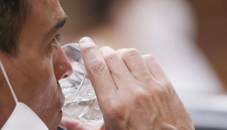 El presidente del Gobierno, Pedro S&aacute;nchez, bebe agua en una sesi&oacute;n de control al Gobierno en el Congreso 