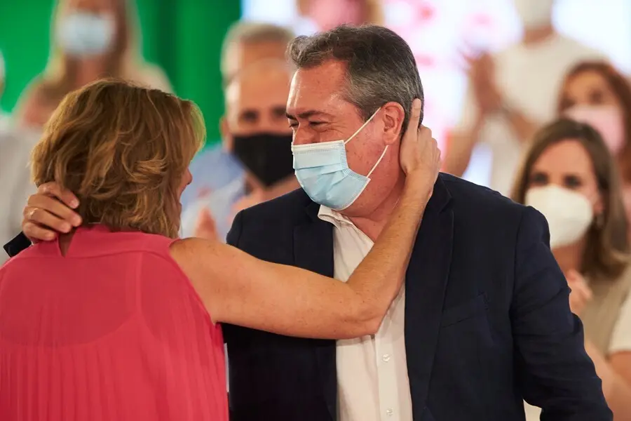 El candidato a la Junta de Andaluc&iacute;a y alcalde de Sevilla,  Juan Espada, abraza  a la secretaria general del PSOE.A, Susana D&iacute;az,  en  la reuni&oacute;n del Comit&eacute; Director extraordinario del PSOE-A, a 12 de julio del 2021 en Sevilla (Andaluc&iacute;a)