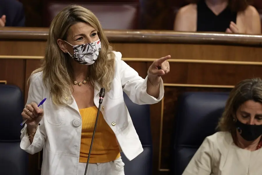 La vicepresidenta tercera del Gobierno y ministra de Trabajo y Econom&iacute;a Social, Yolanda D&iacute;az, en una sesi&oacute;n de control al Gobierno.