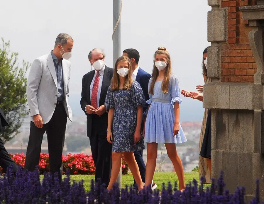 (I-D) El Rey Felipe VI, la princesa de Asturias y de Girona, Leonor y la Infanta Sof&iacute;a, a su llegada al encuentro con los premiados de la Fundaci&oacute;n Princesa de Girona, a 1 de julio de 2021, en Barcelona, Catalu&ntilde;a, (Espa&ntilde;a). Siguiendo la tradici&oacute;n de a&ntilde;os 