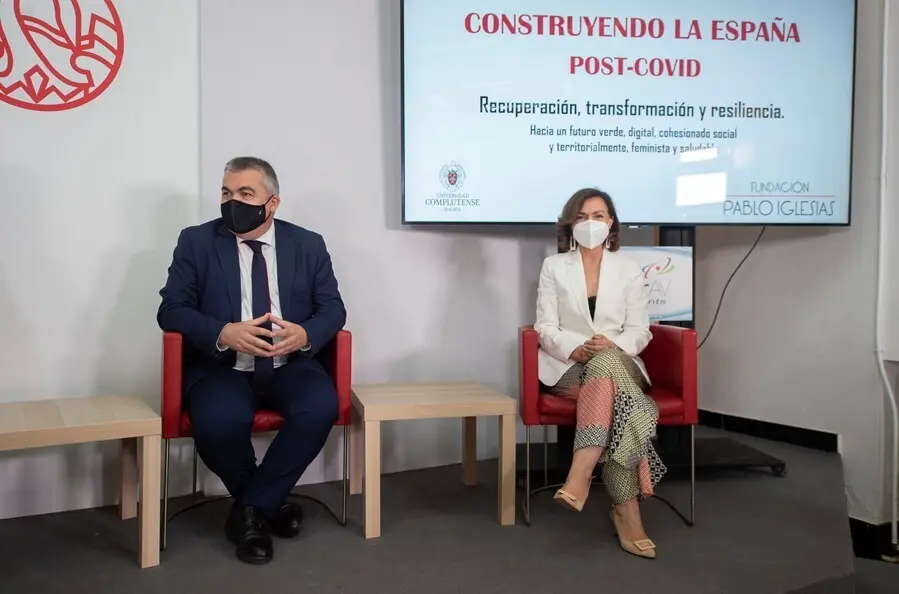 La exvicepresidenta primera y exministra de la Presidencia, Relaciones con las Cortes y Memoria Democr&aacute;tica, Carmen Calvo y el secretario de Organizaci&oacute;n del PSOE y presidente de la fundaci&oacute;n Pablo Iglesias, Santos Cerd&aacute;n, inauguran el curso organizado po