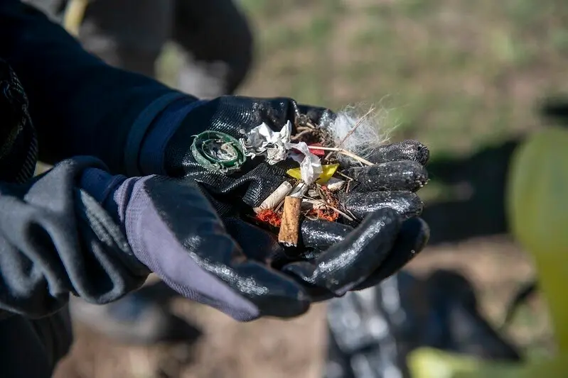 La ONG, SEO/BirdLife , impulsa su campa&ntilde;a para recoger "basuraleza" durante el verano