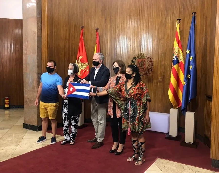 El alcalde y la vicealcaldesa junto a los representantes de la asociaci&oacute;n Cubanos Libres en Espa&ntilde;a