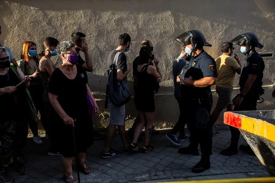 La portavoz de VOX en la Asamblea de Madrid, Roc&iacute;o Monasterio, protesta junto a un grupo de personas que se concentran ante la Embajada de Cuba en Madrid en contra del r&eacute;gimen comunista del Gobierno cubano