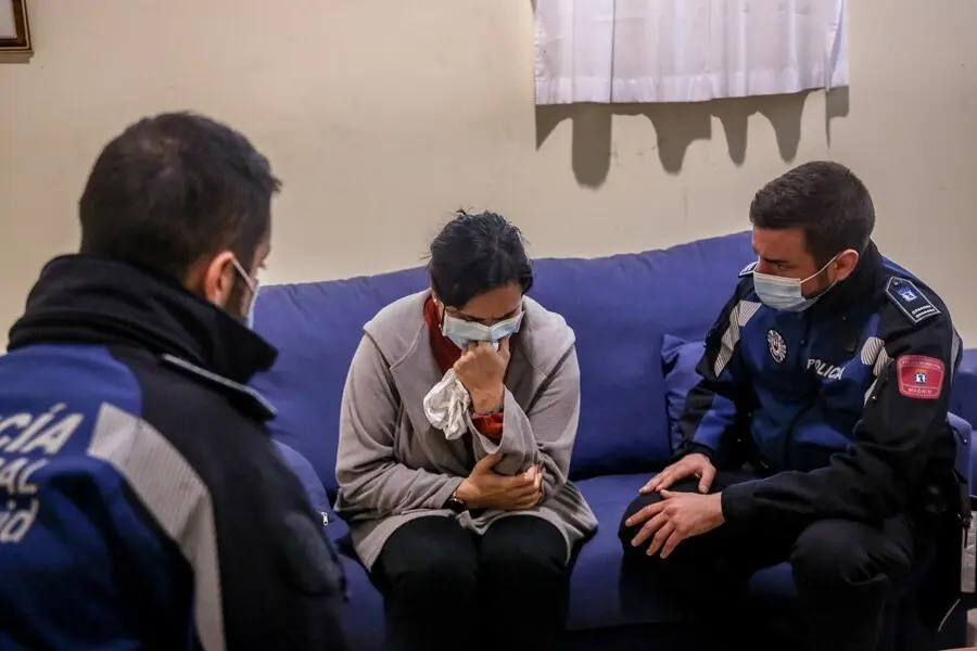 Archivo - Varios agentes de polic&iacute;a atienden a una mujer v&iacute;ctima de violencia de g&eacute;nero en una simulaci&oacute;n durante ejercicio de formaci&oacute;n impartido por la Polic&iacute;a Municipal de Madrid