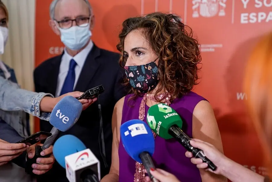 La ministra de Hacienda y Funci&oacute;n P&uacute;blica, Mar&iacute;a Jes&uacute;s Montero, ofrece declaraciones a los medios de comunicaci&oacute;n antes de la clausura de la jornada sobre 'Econom&iacute;a, Trabajo y Sociedad', a 14 de julio de 2021, en Madrid, (Espa&ntilde;a). Este acto, el primero al