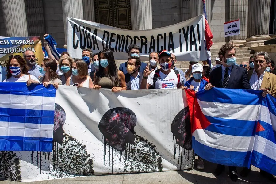 a vicealcaldesa de Madrid, Bego&ntilde;a Villac&iacute;s durante una concentraci&oacute;n en las inmediaciones del Congreso de los Diputados en apoyo a las movilizaciones contra el Gobierno cubano en una imagen de archivo