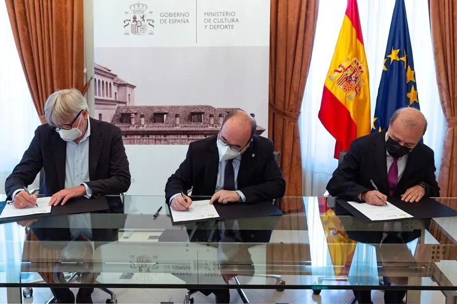 El ministro de Cultura, Miquel Iceta, en la firma por la participaci&oacute;n en la Feria de Frankfurt