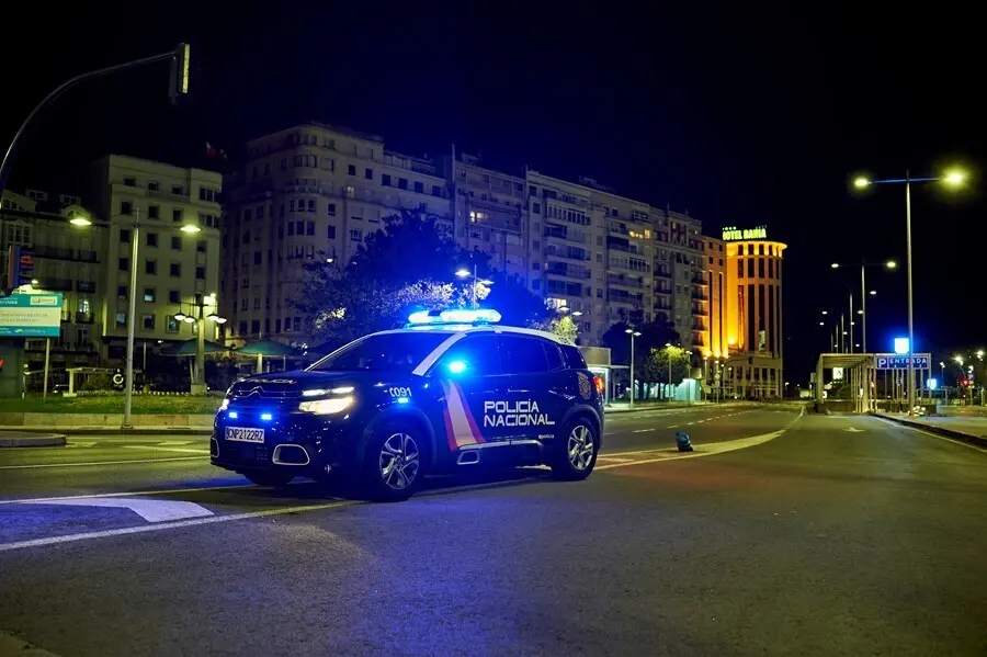 Un coche de Polic&iacute;a Nacional durante el toque de queda.