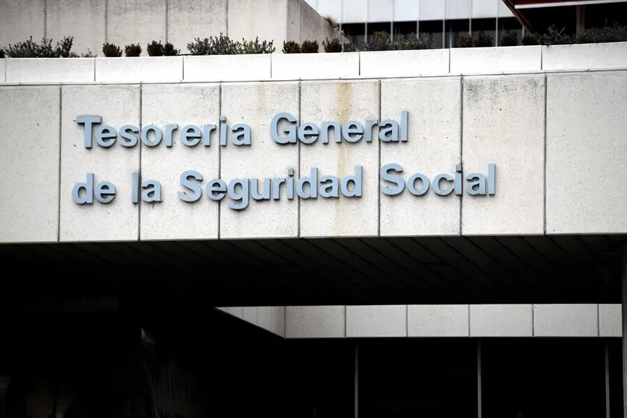 Archivo - Entrada de la sede de la Tesorer&iacute;a General de la Seguridad Social