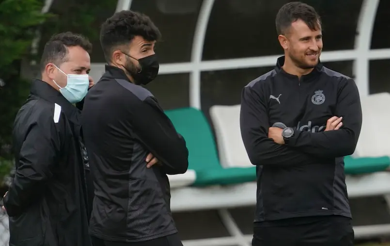 El nuevo cuerpo t&eacute;cnico del Racing, con Xavi Arnedo a la derecha. / Hardy