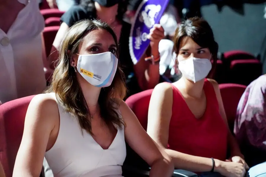La ministra de Igualdad, Irene Montero (i), y la portavoz estatal de Podemos, Isa Serra (d), durante la presentaci&oacute;n del libro 'Mayo del cuarenta y cinco' , a 29 de junio de 2021, en Madrid, (Espa&ntilde;a). 