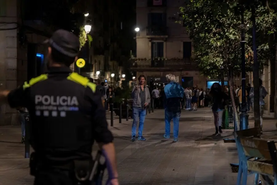 Archivo - Agentes de la Guardia Urbana de Barcelona, frente a j&oacute;venes en ambiente festivo, a 22 de mayo de 2021, en Barcelona, Catalunya (Espa&ntilde;a). La Guardia Urbana de Barcelona, en un operativo conjunto con los Mossos d'Esquadra, han desalojado a un tota