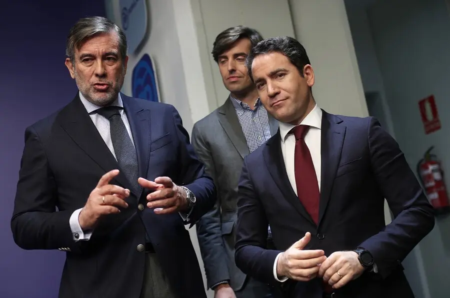 Archivo - El secretario de Justicia e Interior del PP, Enrique L&oacute;pez;  el vicesecretario de Comunicaci&oacute;n del Partido Popular, Pablo Montesinos y el secretario general del PP, Teodoro Garc&iacute;a Egea. En Madrid, a 22 de enero de 2020.