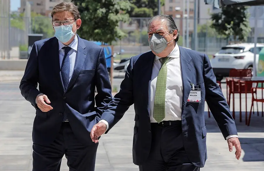 El president de la Generalitat, Ximo Puig (i) y el presidente de AVE, Vicente Boluda (d), a su llegada a la Asamblea General de la Asociaci&oacute;n Valenciana de Empresarios (AVE)