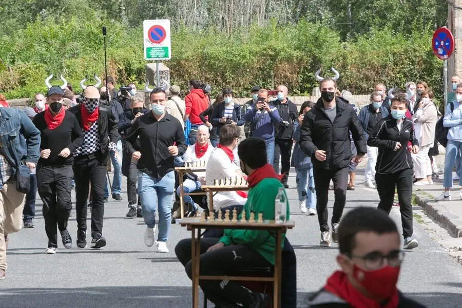 Seis jugadors de ajedrez compiten contra 80 personas a lo largo del recorrido del encierro