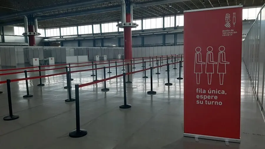 Archivo - Punto de vacunaci&oacute;n masiva en IFA de Elche
