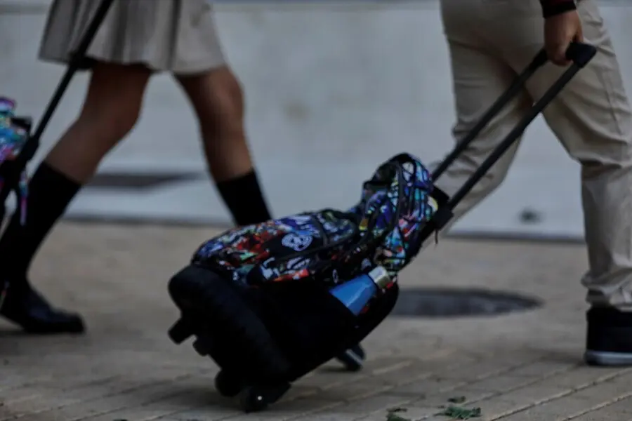 Archivo - Alumnos con una mochila.
