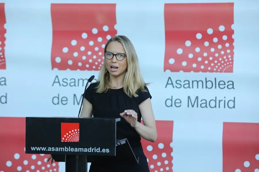 La portavoz de Unidas Podemos en la Asamblea de Madrid, Carolina Alonso, interviene en una rueda de prensa previa a una sesi&oacute;n de control al Gobierno de la Comunidad de Madrid en la Asamblea de Madrid