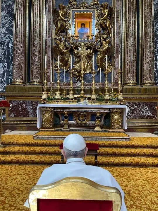 El Papa en la Iglesia Santa Mar&iacute;a la Mayor, de Roma, despu&eacute;s de recibir el alta tras su hospitalizaci&oacute;n de diez d&iacute;as por una operaci&oacute;n de colon