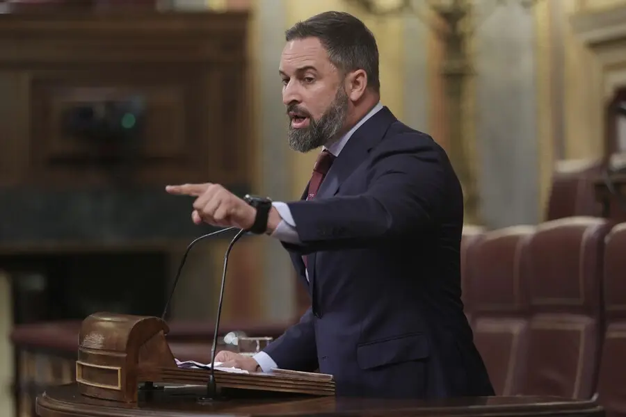 El l&iacute;der de Vox, Santiago Abascal, interviene en una sesi&oacute;n de control al Gobierno en el Congreso 