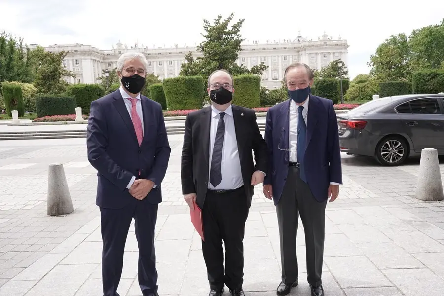 El director general del Teatro Real, Ignacio Garc&iacute;a-Belenguer; el ministro de Cultura y Deporte, Miguel Iceta, y Gregorio Mara&ntilde;&oacute;n, presidente del Teatro Real.