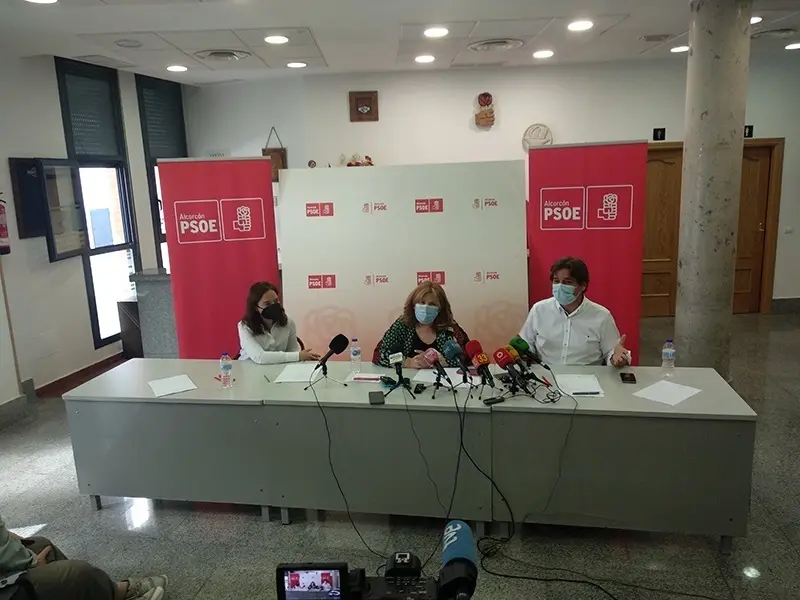 Archivo - Las alcaldesas socialistas de Alcorc&oacute;n y Getafe, Natalia de Andr&eacute;s y Sara Hern&aacute;ndez, as&iacute; como el regidor de Fuenlabrada, Javier Ayala,en rueda de prensa conjunta para buscar un proyecto ganador para 2023