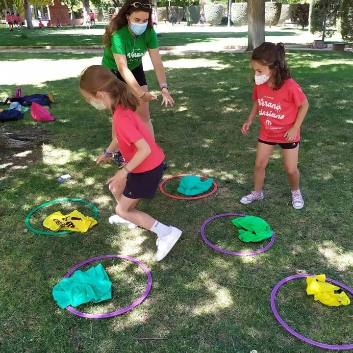 Dos ni&ntilde;as juegan en un campamento de los salesianos.