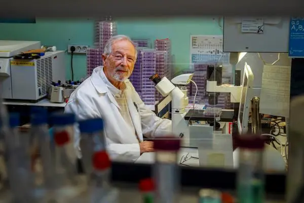 El director del laboratorio de coronavirus del Centro de Biotecnolog&iacute;a del CSIC, Luis Enjuanes. EFE/ Emilio Naranjo/Archivo