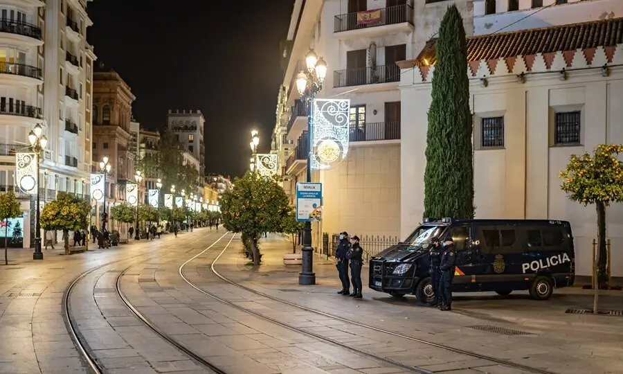 Archivo - Una calle de Sevilla vac&iacute;a y con presencia policial durante la Nochevieja de 2020.
