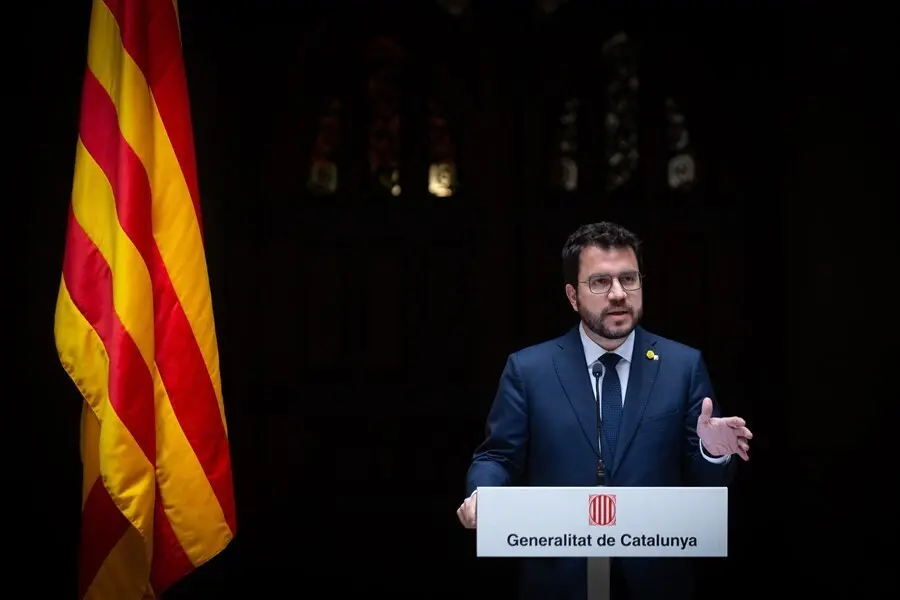 El presidente de la Generalitat, Pere Aragon&egrave;s, durante una reuni&oacute;n con los representantes del cuerpo consular acreditado en Barcelona en el Palau de la Generalitat