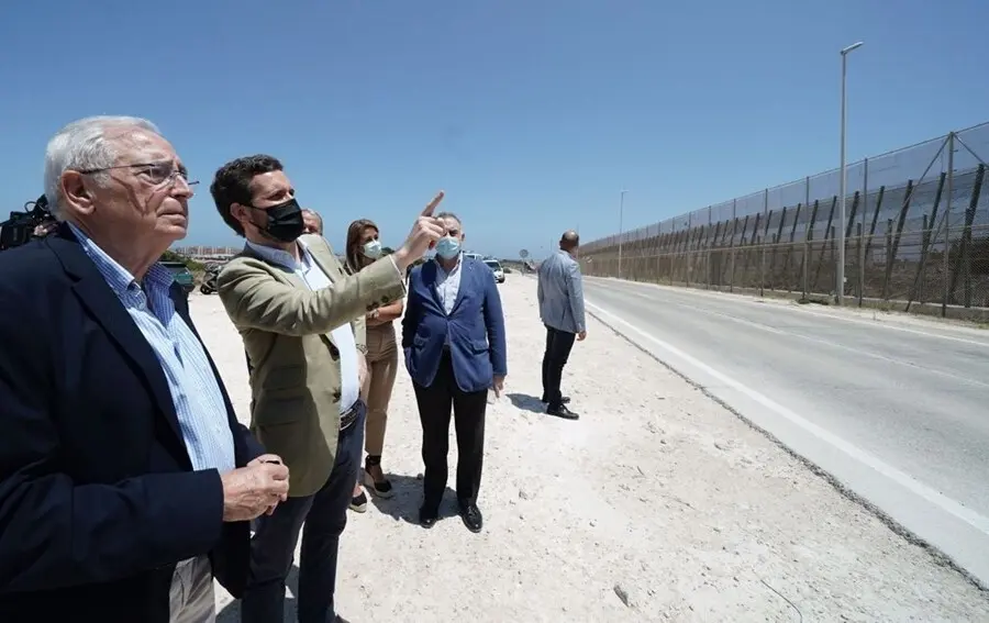 El presidente del PP, Pablo Casado, junto al presidente de la formaci&oacute;n en Melilla, Juan Jos&eacute; Imbroda, en una visita a la valla de Meilla. En Melilla, a 14 de julio de 2021.