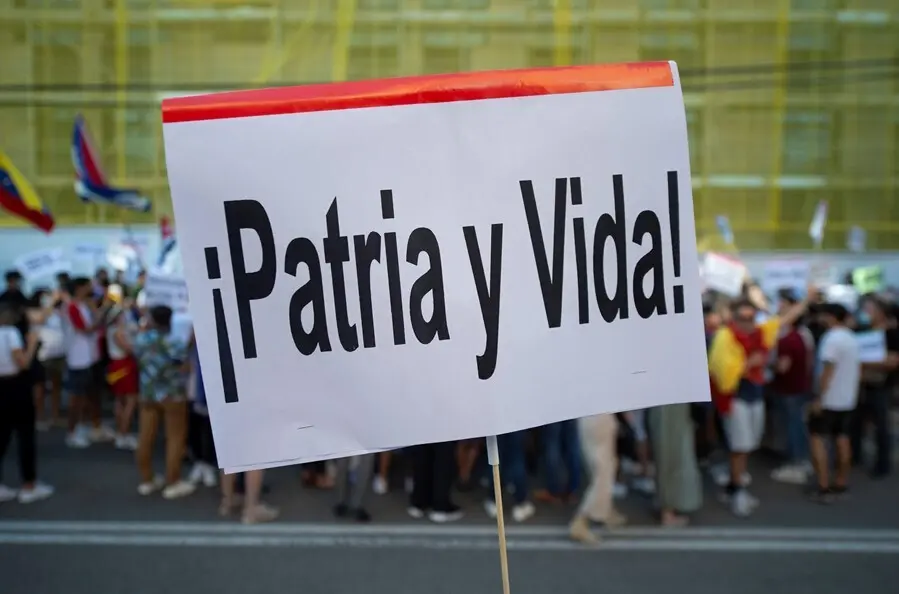 Decenas de personas durante una concentraci&oacute;n promovida por Vox, en apoyo a las protestas en Cuba, ante la embajada de Cuba en Espa&ntilde;a, a 12 de julio de 2021, en Madrid (Espa&ntilde;a). La convocatoria de la protesta ha sido difundida durante el d&iacute;a de hoy por el