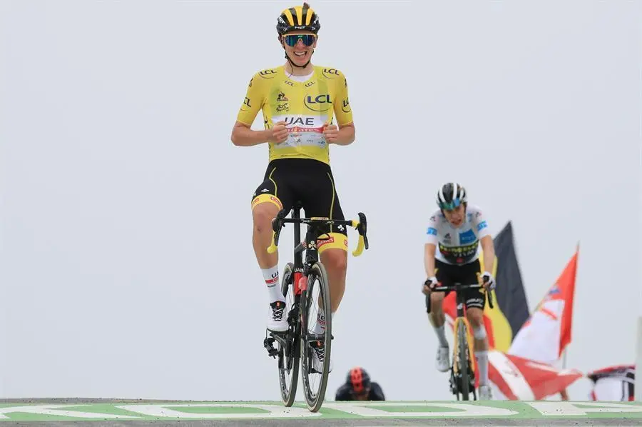 El ciclista esloveno del UAE - Team Emirates Tadej Pogacar celebra con el maillot amarillo de l&iacute;der de la general su victoria en la decimos&eacute;ptima etapa del Tour de Francia, este mi&eacute;rcoles entre Muret y Saint Lary Solan Col du Portet, de 178 kil&oacute;metros. EFE/CHRISTOPHE PETIT-TESSON