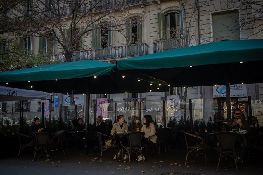Archivo - Varias personas en una terraza durante el primer d&iacute;a del inicio del primer tramo de la desescalada de la segunda ola por el coronavirus en Barcelona, Catalunya (Espa&ntilde;a), a 23 de noviembre de 2020