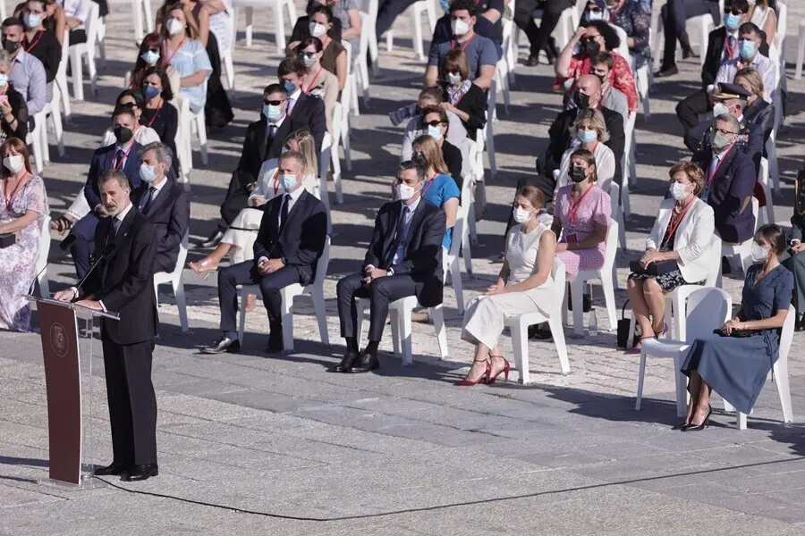 El Rey Felipe VI, durante el homenaje de Estado a las v&iacute;ctimas del coronavirus y de reconocimiento al personal sanitario, en la plaza de la Armer&iacute;a del Palacio Real.