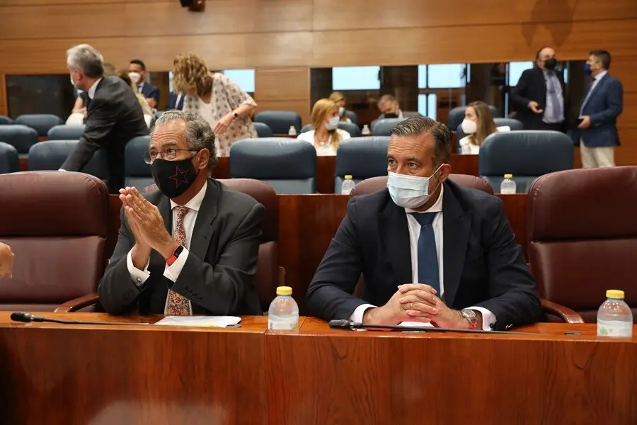 El consejero de Educaci&oacute;n, Universidades, Ciencia y portavoz del Gobierno, Enrique Ossorio (i) y el consejero de Presidencia, Justicia e Interior de la Comunidad de Madrid, Enrique L&oacute;pez, durante una sesi&oacute;n plenaria en la Asamblea de Madrid, a 15 de julio